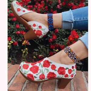 Artesanias Camila
Embroidery Ethel Roses Embroidered Heels